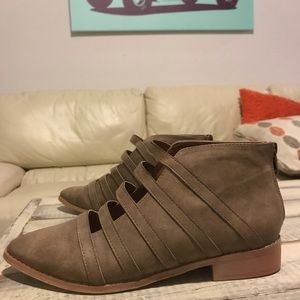 Darling brown pointed booties